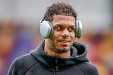 Brighton & Hove Albion takımından Georginio Rutter, 21 Şubat 2026 tarihinde İngiltere 'nin GTECH Community Stadyumu' nda oynanan Premier League karşılaşmasında Brentford - Brighton & Hove Albion maçında sahaya çıkmadan önce denetim yapıyor.