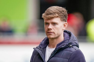 Brentford 'dan Keane Lewis-Potter, 21 Şubat 2026' da İngiltere 'nin GTECH Community Stadyumu' nda oynanan Premier League karşılaşması Brentford-Brighton & Hove Albion maçında sahaya çıkmadan önce sahada inceleme yapıyor.