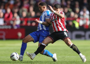 Sheffield Wednesday 'den Liam Palmer ve Sheffield United takımından Gustavo Hamer 22 Şubat 2026' da Sheffield, İngiltere 'de Sheffield Lane' e karşı Çarşamba günü oynanan Sky Bet Şampiyonası maçında top için mücadele ettiler.