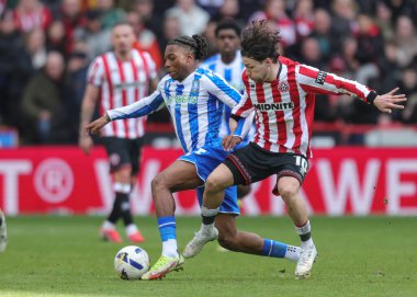 Sheffield Wednesday 'den Tayo Adaramola ve Sheffield United takımından Callum O' Hare 22 Şubat 2026 'da Sheffield Lane, İngiltere' de Çarşamba günü Sheffield United 'a karşı oynanan Gökyüzü İddia Şampiyonası karşılaşmasında top için mücadele ettiler.