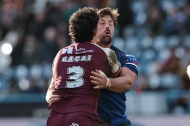 Huddersfield Giants takımından Jacob Gagai, 22 Şubat 2026 'da İngiltere' nin Huddersfield Stadyumu 'nda oynanan Betfred Süper Lig karşılaşmasında Wakefield Giants' ın Wakefield Trinity 'ye karşı oynadığı karşılaşmada Wakefield Trinity' den Mike McMeeken ile karşı karşıya geldi.