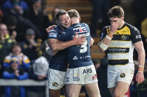 Ryan Hall, Leeds Rhinos takımından Harry Newman ile 20 Şubat 2026 'da İngiltere' nin Leeds Stadyumu 'nda oynanan Betfred Süper Lig karşılaşmasında Leeds Gergedan' a karşı York Knights maçını kutluyor.