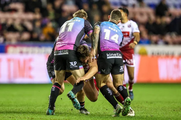 Wigan Warriors 'dan Ethan Havard, 21 Şubat 2026' da İngiltere 'nin Wigan şehrindeki The Brick Community Stadyumu' nda oynanan Wigan Warriors vs Hull FC maçında Hull FC 'den Joe Batchelor ve Hull FC' den Cade Cust ile karşı karşıya geldi.