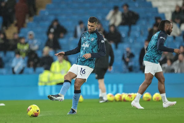 Manchester City 'den Rodrigo Premier League maçında maç öncesi ısınma oturumunda Manchester City - Newcastle Untie maçında 21 Şubat 2026 tarihinde Etihad Stadyumu, Manchester, İngiltere