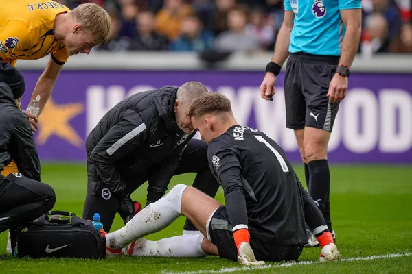 Brighton & Hove Albion kalecisi Bart Verbruggen, 21 Şubat 2026 tarihinde İngiltere 'nin GTECH Community Stadyumu' nda oynanan Premier League karşılaşmasında Brentford-Brighton & Hove Albion maçında tedavi gördü.