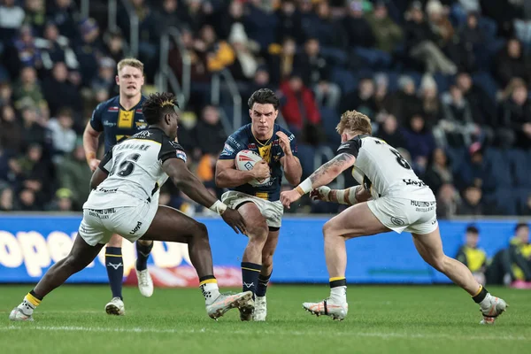 Leeds Rhino takımından Brodie Croft, 20 Şubat 2026 'da İngiltere' nin Leeds Stadyumu 'nda oynanan Betfred Süper Lig 2. Raundu karşılaşmasında Leeds Gergedan' a karşı York Knights maçında topa vuruyor.