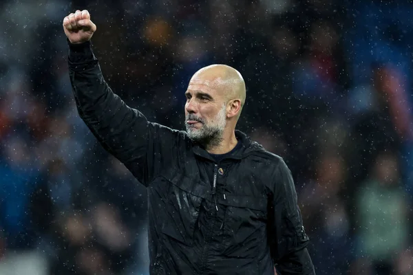 Manchester City 'nin Pep Guardiola teknik direktörü, 21 Şubat 2026 tarihinde İngiltere' nin Etihad Stadyumu 'nda oynanan Premier League maçı sırasında taraftarlarla 2-1' lik galibiyetini kutluyor.