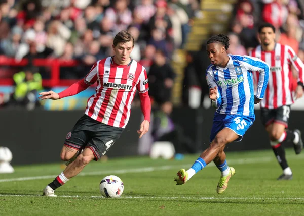 Sheffield United takımından Sydie Peck 22 Şubat 2026 'da Sheffield, İngiltere' deki Bramall Lane 'de Sheffield United' a karşı oynanan Gökyüzü İddia Şampiyonası maçında topu aldı.