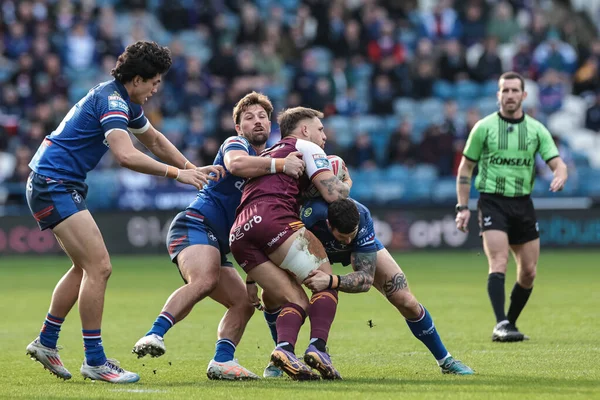 Huddersfield Giants takımından Tristan Powell, 22 Şubat 2026 'da İngiltere' nin Huddersfield Stadyumu 'nda oynanan Betfred Süper Lig karşılaşmasında Wakefield Giants ile Wakefield Trinity arasındaki karşılaşmada Wakefield Trinity' den Tyson Smoothy 'ye karşı mücadele etti.