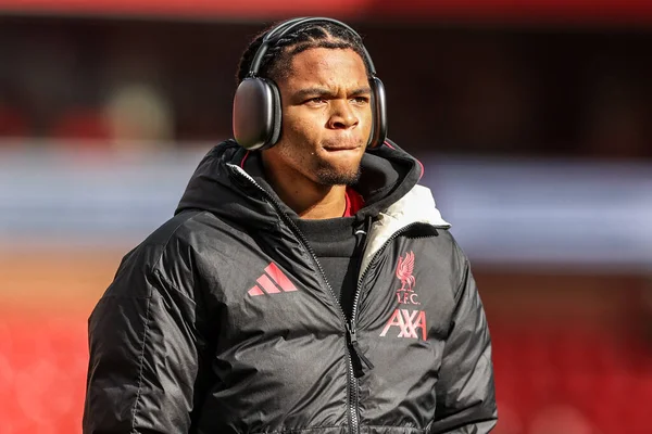 Liverpool 'dan Rio Ngumoha 22 Şubat 2026 tarihinde İngiltere' nin Nottingham şehrinde oynanan Premier Lig maçı sırasında Nottingham Forest 'a karşı Liverpool maçına geldi.