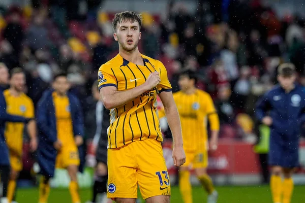 Brighton & Hove Albion 'dan Jack Hinshelwood, 21 Şubat 2026' da İngiltere 'nin GTECH Community Stadyumu' nda oynanan Premier League karşılaşmasında Brentford - Brighton & Hove Albion maçının son düdüğü sonrasında taraftarları alkışlıyor.