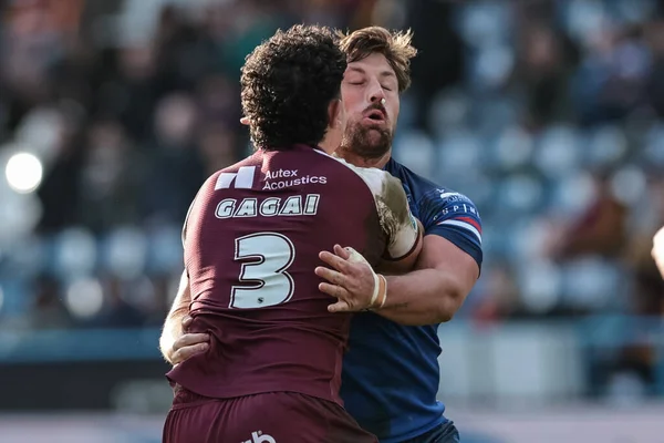 Huddersfield Giants takımından Jacob Gagai, 22 Şubat 2026 'da İngiltere' nin Huddersfield Stadyumu 'nda oynanan Betfred Süper Lig karşılaşmasında Wakefield Giants' ın Wakefield Trinity 'ye karşı oynadığı karşılaşmada Wakefield Trinity' den Mike McMeeken ile karşı karşıya geldi.