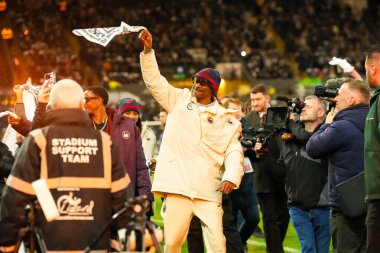 Snoop Dogg 24 Şubat 2026 'da Swansea.com Stadyumu, Swansea.com, İngiltere' de oynanan Swansea City-Preston North End maçında maç öncesi havluyu çevirerek kalabalığı yönetiyor.