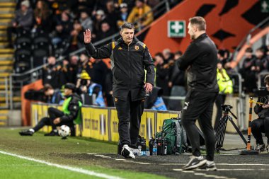 Hull City teknik direktörü Sergej Jakirovi, 24 Şubat 2026 tarihinde İngiltere 'nin Hull şehrindeki MKM Stadyumu' nda oynanan Hull City - Derby County maçında tepki gösterdi.