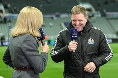 Newcastle United 'ın Eddie Howe teknik direktörü, 24 Şubat 2026' da İngiltere 'nin Newcastle şehrinde oynanan UEFA Şampiyonlar Ligi play-off' ları sırasında Gabby Logan ile canlı bir röportaj yaptı.