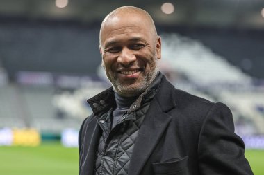 Les Ferdinand, 24 Şubat 2026 'da İngiltere' nin Newcastle kentindeki St. James 's Park' ta oynanan UEFA Şampiyonlar Ligi play-off 'ları Newcastle Untied Uns Qarabag maçına gelirken gülümsüyor.