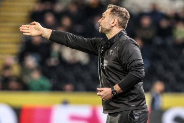 Derby County teknik direktörü John Eustace, 24 Şubat 2026 tarihinde İngiltere 'nin Hull şehrindeki MKM Stadyumu' nda oynanan Sky Bet Şampiyonası maçında takım talimatlarını verir.