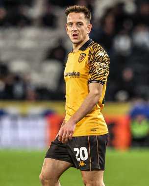 Hull City takımından Amir Hadziahmetoviç 24 Şubat 2026 tarihinde İngiltere 'nin Hull şehrindeki MKM Stadyumu' nda oynanan Hull City - Derby County maçında