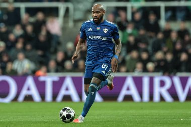 Kabil 'den Kevin Medina, 24 Şubat 2026' da İngiltere 'nin Newcastle kentindeki St. James' s Park 'ta oynanan UEFA Şampiyonlar Ligi play-off' ları Newcastle Untied Uns Qarabag maçında topa vuruyor.