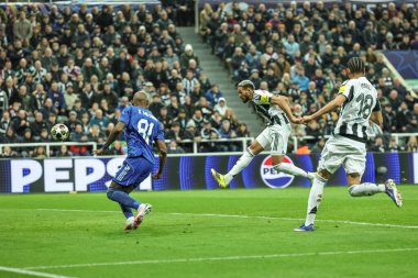 Newcastle Unbound 'dan Joelinton 24 Şubat 2026' da Birleşik Krallık 'taki St. James' s Park, Newcastle 'da oynanan UEFA Şampiyonlar Ligi play-off' larında 2-0 berabere kaldı.