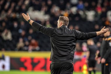 John Eustace, 24 Şubat 2026 tarihinde İngiltere 'nin Hull şehrindeki MKM Stadyumu' nda oynanan Sky Bet Şampiyonası maçında tepki gösterdi.