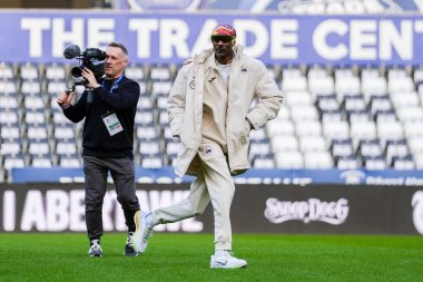 Snoop Dogg, 24 Şubat 2026 tarihinde İngiltere 'nin Swansea.com Stadyumu' nda oynanan Swansea City - Preston North End karşılaşması öncesinde sahaya bakıyor.