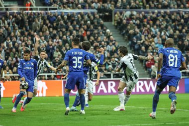 Newcastle Untied takımından Sandro Tonali, 24 Şubat 2026 'da İngiltere' nin Newcastle kentinde oynanan UEFA Şampiyonlar Ligi play-off 'larında 1-0' lık skorlar aldı.