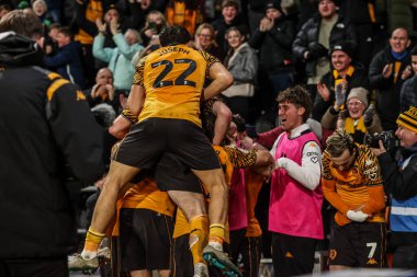 Hull City 'den John Egan, 24 Şubat 2026 tarihinde İngiltere' nin Hull kentindeki MKM Stadyumu 'nda oynanan Hull City - Derby County maçında 3-2 kazanma hedefini kutluyor.