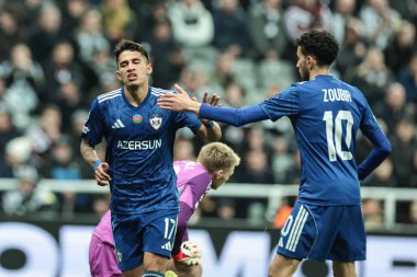 Qarabag takımından Camilo Durn, 24 Şubat 2026 'da İngiltere' nin Newcastle kentindeki St. James 's Park' ta oynanan UEFA Şampiyonlar Ligi play-off 'ları sırasında 2-1' lik galibiyetini kutluyor.