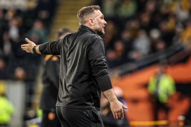 John Eustace, 24 Şubat 2026 tarihinde İngiltere 'nin Hull şehrindeki MKM Stadyumu' nda oynanan Sky Bet Şampiyonası maçında tepki gösterdi.