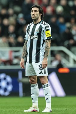 Newcastle 'dan Sandro Tonali 24 Şubat 2026' da İngiltere 'nin Newcastle kentindeki St. James' s Park 'ta oynanan UEFA Şampiyonlar Ligi play-off' ları sırasında Untied-Uns Qarabag maçında elendi.