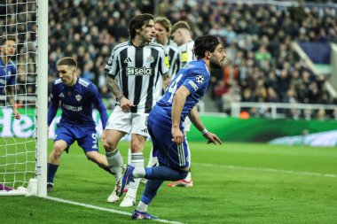 Qarabag 'lı Elvin Cafarguliyev, 24 Şubat 2026' da İngiltere 'nin Newcastle kentindeki St. James' s Park 'ta oynanan UEFA Şampiyonlar Ligi play-off' larında 3-2 'lik galibiyet golünü kutluyor.