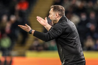 Derby County teknik direktörü John Eustace, 24 Şubat 2026 tarihinde İngiltere 'nin Hull şehrindeki MKM Stadyumu' nda oynanan Sky Bet Şampiyonası maçında takım talimatlarını verir.