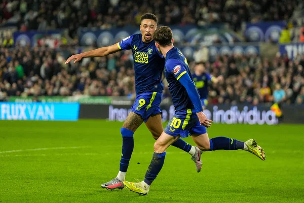 Preston North End 'den Daniel Jebbison 24 Şubat 2026' da İngiltere 'nin Swansea.com Stadyumu' nda oynanan Sky Bet Şampiyonası maçında takımının ilk golünü atmasını kutluyor.