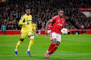 Nottingham Ormanı 'ndan Callum Hudson-Odoi 26 Şubat 2026' da Birleşik Krallık 'ın UEFA Avrupa Ligi sırasında topu Fenerbahçe' den Nelson Semedo 'dan koruyor.