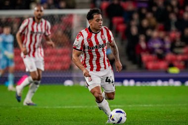 Stoke City 'den Milyon Manhoef, Stoke On Trent, İngiltere' de 25 Şubat 2026 'da oynanan Stoke City - Oxford United maçında topla koşuyor.