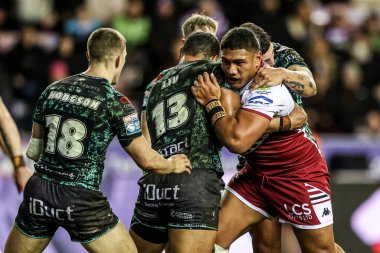 Wigan Warriors 'dan Patrick Mago, 26 Şubat 2026' da Birleşik Krallık 'ın Wigan kentindeki The Brick Community Stadyumu' nda oynanan Betfred Süper Ligi karşılaşmasında Leoparlar 'dan Isaac Liu' ya yenildi.