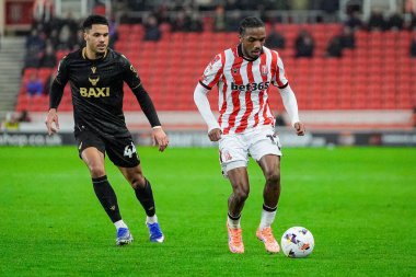 Stoke City 'den Eric Bocat, Stoke City' nin Oxford United 'a karşı oynadığı 25 Şubat 2026' da Bet365 Stadyumu 'nda oynanan Sky Bet Şampiyonası maçında topu kontrol ediyor.