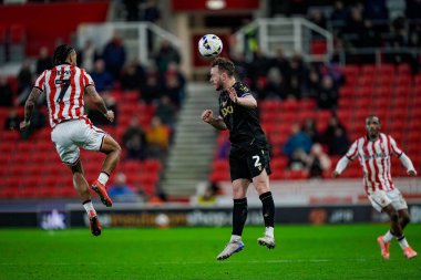 Oxford United takımından Sam Long, 25 Şubat 2026 tarihinde Stoke City, Oxford United 'a karşı Bet365 Stadyumu' nda oynanan Sky Bet Şampiyonası maçında topu sürüyor.