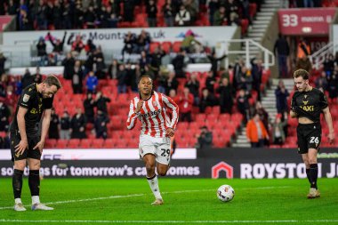 Stoke City 'den Lamine Cisse, 25 Şubat 2026 tarihinde Stoke On Trent, İngiltere' deki Bet365 Stadyumu 'nda oynanan Stoke City-Oxford United maçında 1-0 kazanma hedefini kutluyor.