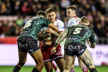 Wigan Warriors 'dan Oliver Partington, Leigh Leopards' dan Jacob Alick-Wiencke ve Leigh Leopards 'dan Josh Charnley tarafından Betfred Süper Lig maçı sırasında yenildi.