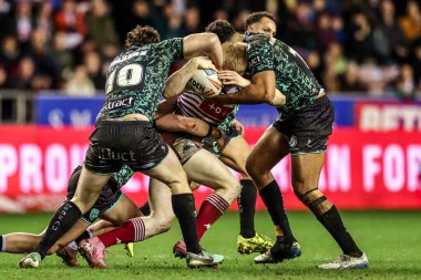 Wigan Warriors takımından Zach Eckersley, 26 Şubat 2026 'da İngiltere' nin Wigan şehrindeki Brick Community Stadyumu 'nda oynanan Betfred Süper Lig maçı sırasında Leopards takımından Robbie Mulhern tarafından yenildi.