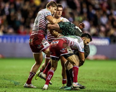 Leoparlar 'dan Robbie Mulhern, Wigan Warriors' tan Sam Walters ve Wigan Warriors 'tan Bevan French' in oynadığı Betfred Süper Ligi maçı sırasında Wigan Warriors, Wigan, Wigan 'daki The Brick Community Stadyumu' nda Leigh Leopards 'a karşı.