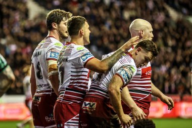 Wigan Warriors 'dan Jai Field, 26 Şubat 2026' da İngiltere 'nin Wigan şehrindeki Brick Community Stadyumu' nda oynanan Betfred Süper Lig karşılaşmasında denemesini kutluyor.