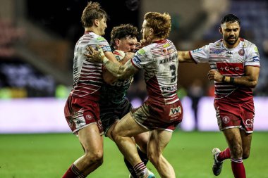 Wigan Warriors 'dan Adam Keighran ve Wigan Warriors' tan Sam Walters, Wigan Warriors 'un oynadığı Betfred Süper Ligi maçında Leigh Leopards' a karşı Brick Community Stadyumu, Wigan, Birleşik Krallık