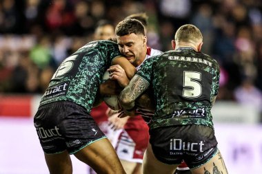 Wigan Warriors 'dan Oliver Partington, Leigh Leopards' dan Jacob Alick-Wiencke ve Leigh Leopards 'dan Josh Charnley tarafından Betfred Süper Lig maçı sırasında yenildi.