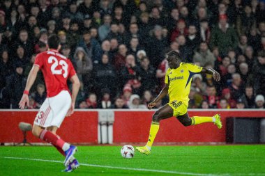 Fenerbahçe 'den Sidiki Cherif, 26 Şubat 2026' da İngiltere 'nin UEFA Avrupa Ligi' nde 0-1 'lik skora ulaşan Fenerbahçe' den Kerem Akturkoglu 'na yardım ediyor.