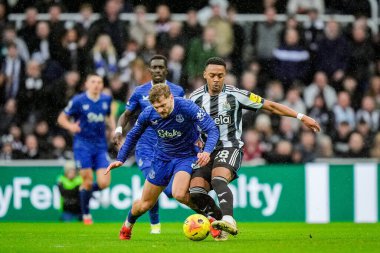 Everton 'dan Kiernan Dewsbury-Hall, 28 Şubat 2026' da İngiltere 'nin Newcastle kentindeki St. James' s Park 'ta oynanan Premier League maçı Newcastle Untie Everton maçında Newcastle United' dan Joe Willock tarafından mücadele edildi.