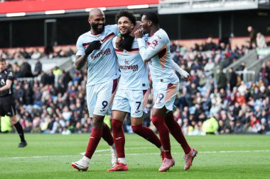Brentford 'dan Kevin Schade, 28 Şubat 2026 tarihinde İngiltere' nin Burnley kentindeki Turf Moor 'da oynanan Premier League karşılaşmasında 0-3' lük galibiyetini kutluyor.