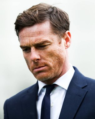 Burnley 'nin Scott Parker teknik direktörü, 28 Şubat 2026' da Burnley 'nin Brentford' a karşı oynadığı Turf Moor, Burnley, Birleşik Krallık Premier Lig karşılaşması öncesinde geldi.